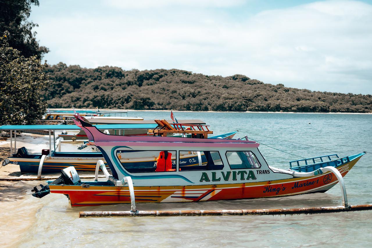 lombok beach and boats